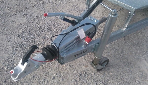 Porte-engin-tema-2.7t-3m-–-2-essieux3.jpeg Remorque porte-engin TEMA Builder 3015S/2700 – PTAC 2700 kg – Double essieu – Image 1