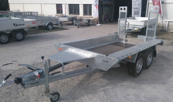 Porte-engin-tema-3.5t-–-3m-–-2-essieux4.jpeg Remorque porte-engin 3500 kg – Plateau 300 × 150 cm – Double essieu – Image 1